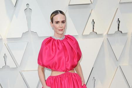 Pink, Pink und noch mehr Pink: Sarah Paulson (45) erschien zur Oscar Verleihungen in einem farbenfrohen Tüllkleid mit seitli...