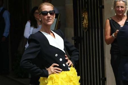 Diesen gelben Mini-Tüllrock trug Céline Dion (51) bei der Pariser Fashion Week 2019. Kombiniert mit einem 80er-Jahre Blazer ...