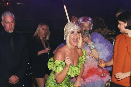 Katy Perry (35) warf sich für die Aftershow-Party der Met Gala in ein ganz besonders Kostüm. Die Sängerin erschien doch tats...