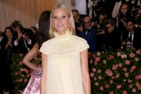 Die Met Gala ist ein absolutes Highlight im Promi-Kalender. Während die meisten Stars in glamourösen Kleidern erschienen, se...