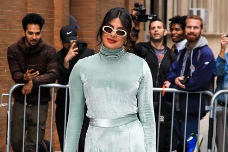 Priyanka Chopra (37) setzte auf einen Zweiteiler aus Samt - doch leider machte das Ensemble weder eine gute Figur noch stand...