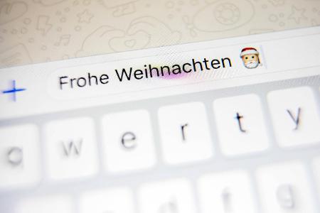 Die einen mögen es besinnlich, die anderen ein bisschen frech: Hier gibt es 15 Zitate und Sprüche rund um Weihnachten, die s...