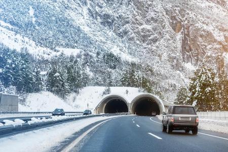 Auch in Österreich besteht keine generelle Winterreifenpflicht. Die Profiltiefe muss allerdings 5 Millimeter bei Diagonalbau...