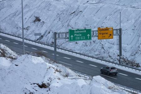 In Kroatien gibt es eine witterungsunabhängige Winterreifenpflicht nur auf einigen Straßen. Die Mindestprofiltiefe beträgt 4...