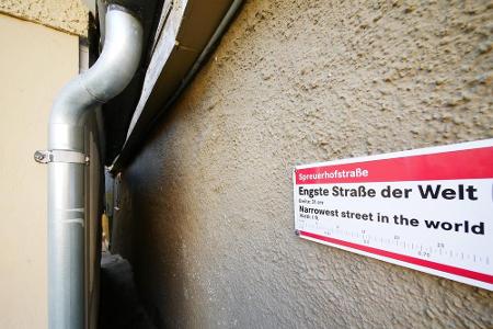 Dieser winzige Durchgang ist als schmalste Straße der Welt deklariert und liegt im deutschen Reutlingen. An der engsten Stel...