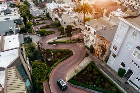 Wer San Francisco mit dem Auto erkundet, sollte die Lombard Street hinunterkurven. Die wartet innerhalb von 145 Metern mit a...
