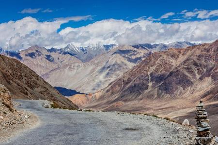 Auf dem asiatischen Kontinent liegt die höchste Straße der Welt: Der Kardung-Pass liegt in der Ladakh Range im Nordwesten In...