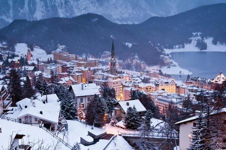 Wer sich Luxus pur gönnen möchte, kann zum Beispiel in St. Moritz ein Silvester der Extraklasse erleben. Hotel mit Blick auf...