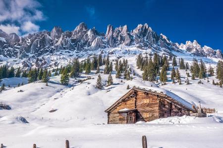 Abseits der Hauptstadt bietet Österreich viele Alm- und Berghütten. Umgeben von einer verträumten Schneelandschaft kann man ...
