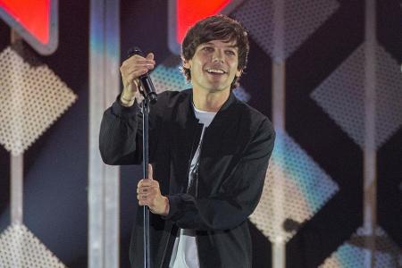 Weihnachtslieder und ein Geburtstagsständchen an sich selbst kann der ehemalige One-Direction-Sänger Louis Tomlinson an Heil...