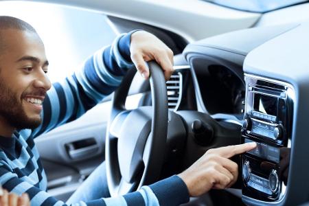 Musik beim Autofahren ist für viele ein Muss. Der Betrieb des Radios bringt es gerade Mal auf 3 Cent pro 100 Kilometer.