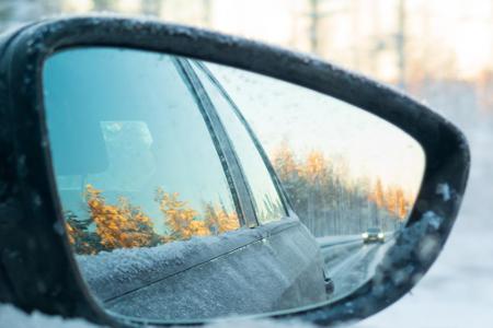 Der Außenspiegel ist im Winter oft vereist, doch inzwischen sind fast alle Autos mit beheizten Spiegeln ausgestattet. Deren ...