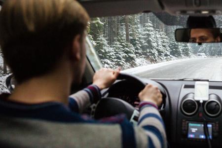 Die Kälte von draußen kriecht oft auch ins Auto. Da ist die Lenkradheizung ein willkommenes Feature. Auf 100 Kilometer sind ...