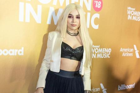 Deutlich dezenter setzte Sängerin Ava Max ihr It-Piece aus Leder in Szene. Sie erschien zu den Billboard Music Awards in ein...