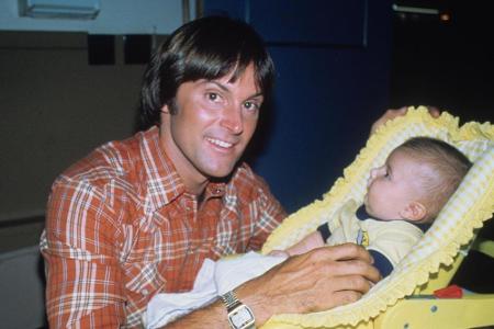 Doch bis es soweit war, ging Caitlyn Jenner einen langen Weg. 1981 ahnte noch niemand etwas von dem, was in ihrem Inneren vo...