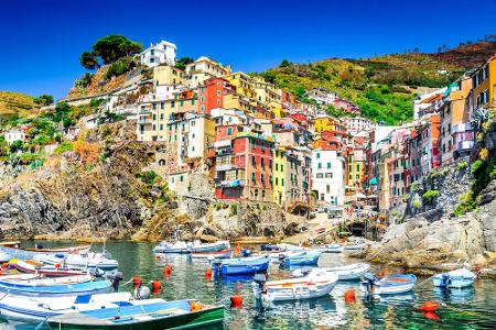 Willkommen in den Cinque Terre! Der etwa zwölf Kilometer lange Küstenstreifen mit fünf Dörfern an der italienischen Riviera ...