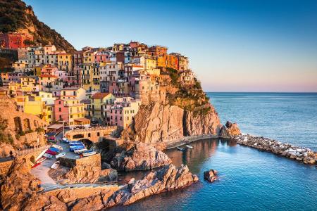 Manarola ist buchstäblich in den Fels gebaut worden. Das kleine Dorf ist wahrscheinlich der älteste Ort der Cinque Terre. Di...