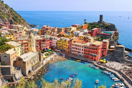 Im Fischerdorf Vernazza leben weniger als 900 Einwohner. Das Highlight des Ortes ist das Kastell Doria an der Spitze des Fel...