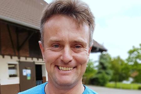 Stefan (45) aus Baden-Württemberg: Er lebt mit seinem Vater Willi (80) auf der schwäbischen Alb und kümmert sich hier um 56 ...