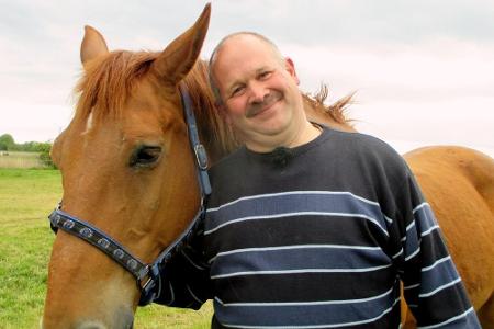 Burkhard (45) aus Ostfriesland: Er lebt allein auf seinem Pferdehof und kümmert sich um 15 Pferde und zehn Ponys. Seit vier ...
