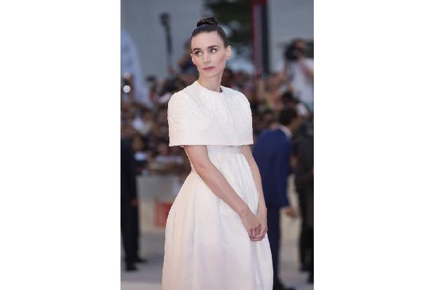 ...Rooney Mara gekommen, die mit Joaquin Phoenix seit 2016 zusammen ist. Auf ihren Verlobten kann sie stolz sein, denn als A...