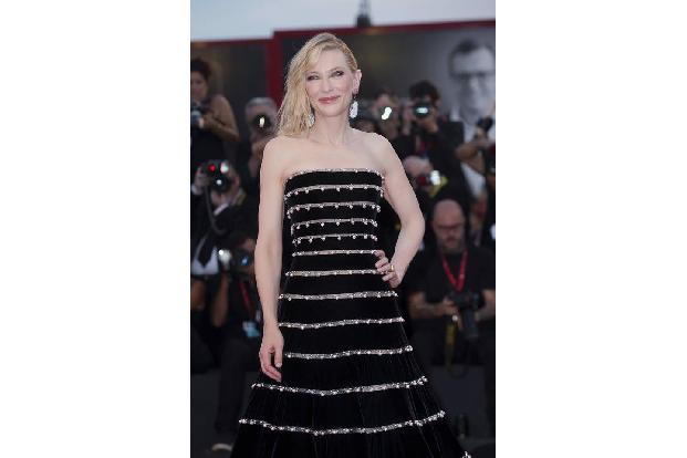 ...Cate Blanchett wollte sich das Spektakel nicht entgehen lassen und war in einem eleganten schwarzen Kleid auf den roten T...