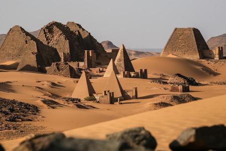 Die nubischen Pyramiden von Meroe im Norden des Sudans sind beeindruckend. Doch aufgrund der anhaltenden Krise im Land rät d...