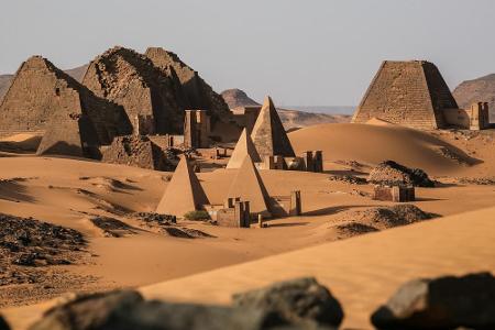 Die nubischen Pyramiden von Meroe im Norden des Sudans sind beeindruckend. Doch aufgrund der anhaltenden Krise im Land rät d...