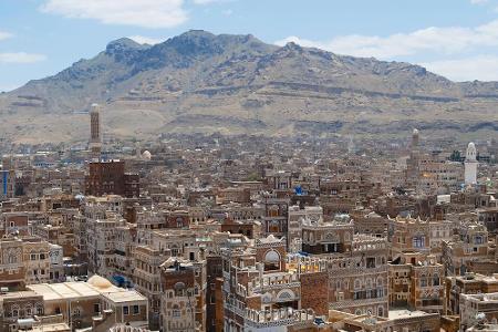 Seit vier Jahren herrscht im Jemen Krieg. Ein Luftangriff der arabischen Militärkoalition zerstörte zahlreiche der historisc...