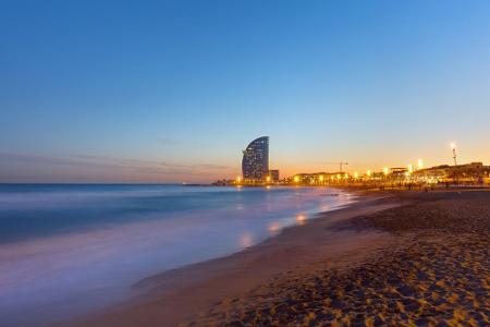 Mit knapp 845.000 Treffern ganz oben rangiert - wenig überraschend - der Strand von La Barceloneta. Der Hausstrand von Barce...