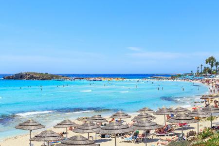 Wie ein Südseetraum präsentiert sich der Nissi Beach auf Zypern mit 187.452 Treffern. Doch wer Ruhe sucht, ist hier falsch. ...