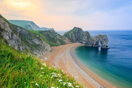 Ganz berühmt und ein echter Strand ist das Durdle Door Beach in Südengland. Der berühmte Torbogen kommt auf 174.845 Treffer ...