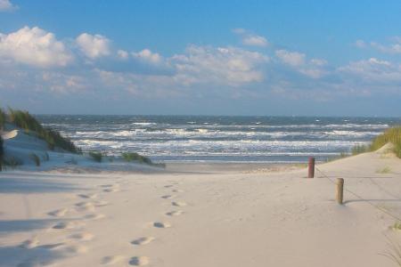 Eine Insel in der Nordsee ist auch das niederländische Ameland. Die riesigen Strände, alte Reethäuser und der einsame Leucht...