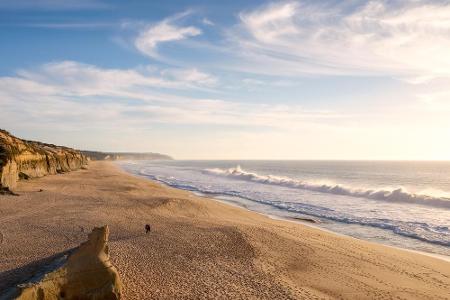 Wer in Lissabon urlaubt, sollte unbedingt hier vorbeischauen. Die Costa da Caparica in Portugal ist ein wahres Surferparadie...