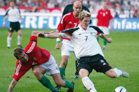 Am 6. Juni 2004 gibt Schweinsteiger sein Debüt für die A-Nationalelf bei der 0:2-Niederlage des DFB-Teams gegen Ungarn.