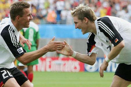 Beim Confed-Cup wird Deutschland Gruppensieger, scheidet im Halbfinale aber gegen Brasilien aus. 'Schweini' und 'Poldi' trum...