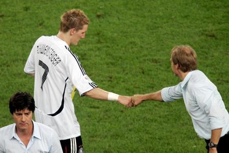 Mit Team-Chef Jürgen Klinsmann hat Schweinsteiger seinen Mentor gefunden. Deutschland wird vielumjubelt Dritter im eigenen L...