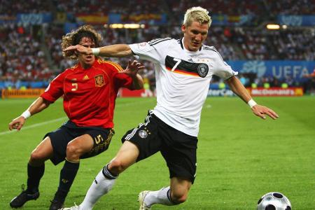 Bei der EURO 2008 sah Schweinsteiger in der Vorrunde die Rote Karte, kam allerdings im Viertelfinale gegen Portugal wieder u...