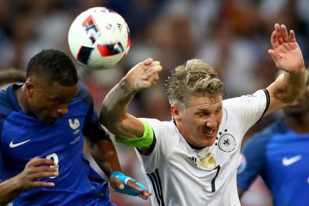 Trotz leichter Verletzung fuhr Schweinsteiger mit zur EM nach Frankreich. Bis zum Viertelfinale bleib der Bayer nur Einwechs...