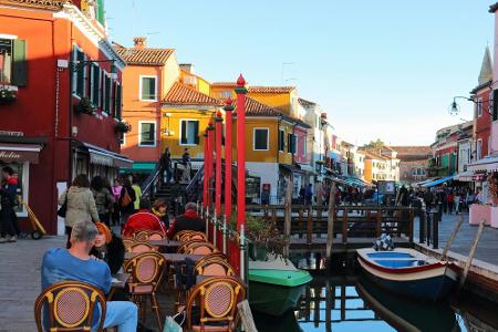 Burano bezaubert mit seinen knallbunten Fischerhäuschen und berühmten Spitzenmanufakturen. Jetzt in der Nebensaison bekommt ...