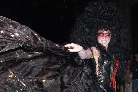 Schwarze Afroperücke, Vampirzähne, Netzstrümpfe, Lackstiefel - 2005 kam Klum als eine weibliche Version von Dracula.