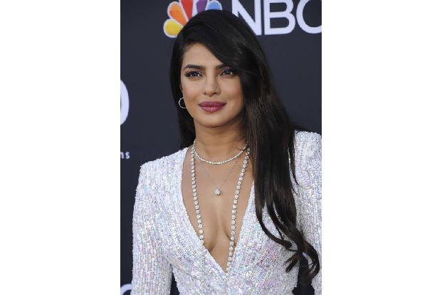 ...Priyanka Chopra, die in einer Instagram-Story ein mit einem Herzen verziertes Bild postete, auf dem auf blauem Hintergrun...