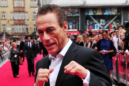Van Damme gewohnt schlagfertig bei der Premiere von 