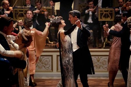 Bei allem Stress scheinen Lady Mary (Michelle Dockery) und ihr Mann Henry (Matthew Goode) immerhin noch Zeit zum Tanzen zu h...