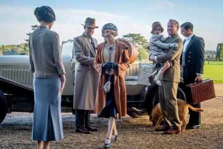 Da sind sie wieder, von links: Lady Cora (Elizabeth McGovern), Lord Herbert (Harry Hadden-Paton), Lady Edith (Laura Carmicha...