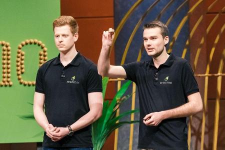 Die Gründer Julian Reitze (rechts) und Stefan Zender präsentierten die weltweit erste und einzige Kaffeekapsel aus Holz. Es ...