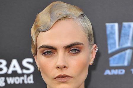 Cara Delevingne (26) kann als Model und Schauspielerin in viele Rollen schlüpfen. Auf dem roten Teppich gibt sie sich jedoch...