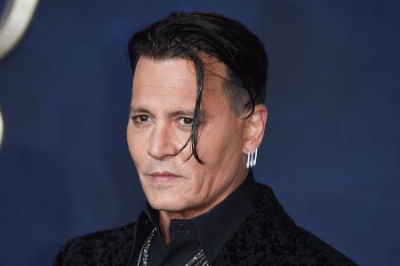 Zugegeben, ohne Lächeln auf dem Gesicht wirkt Schauspieler Johnny Depp ein wenig düster. Vielleicht ist es aber gerade das, ...