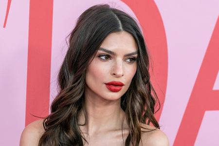 Ein Lächeln sucht man bei Emily Ratajkowski (28) seit Jahren vergeblich. Das US-amerikanische Model präsentiert auf dem rote...