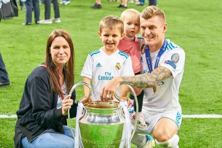 Ende März wurde Fußball-Profi Toni Kroos (29) und seiner Ehefrau Jessica das dritte Kind geschenkt: ein kleiner Junge namens...
